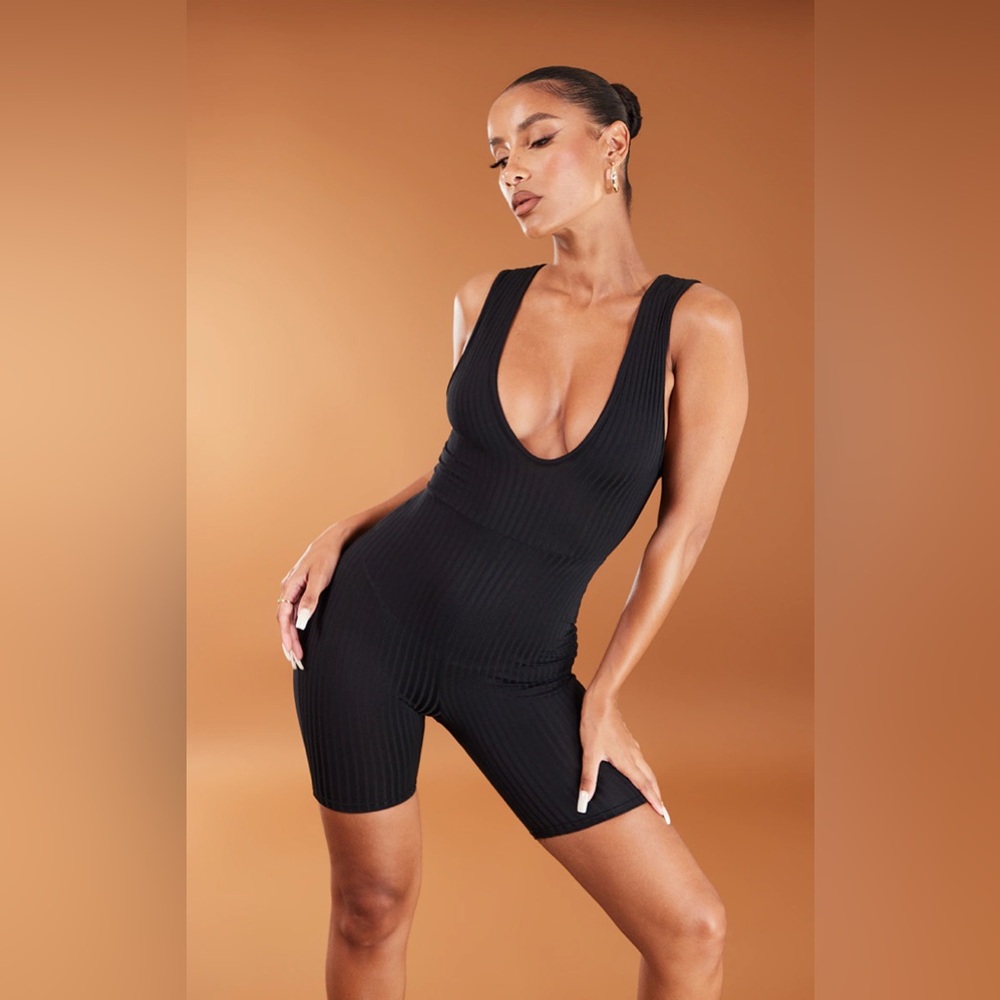 Black sleeveless unitard ✨